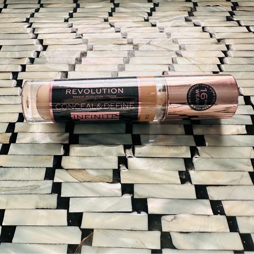 ✨ Makeup Revolution London Conceal & Define  – NWT (30 fl oz.)